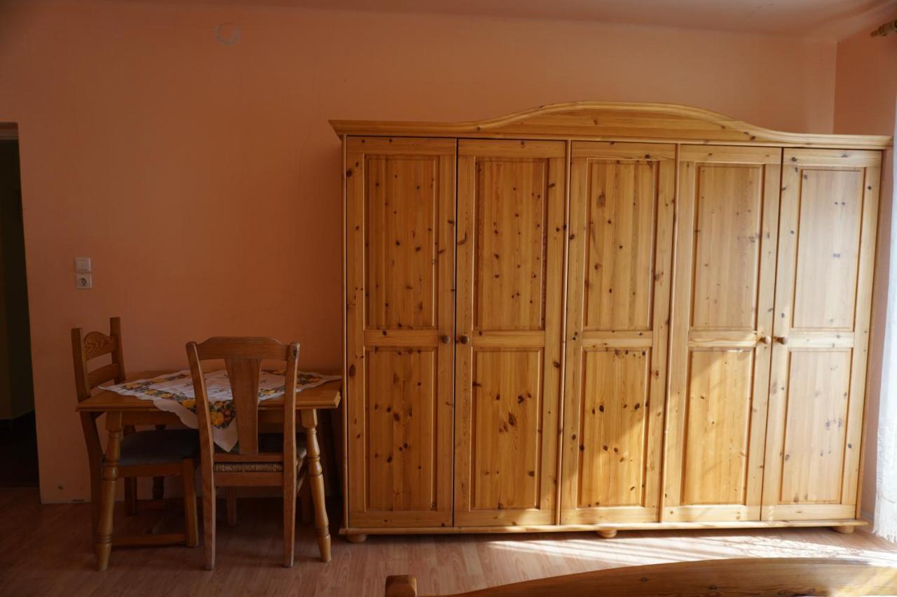 Grosses Ferienhaus Plattensee Balaton - Nyaralo Haz 6 Szobaval, 5 Fuerdoszobaval, 3000 Nm Apartment Szolad Bagian luar foto