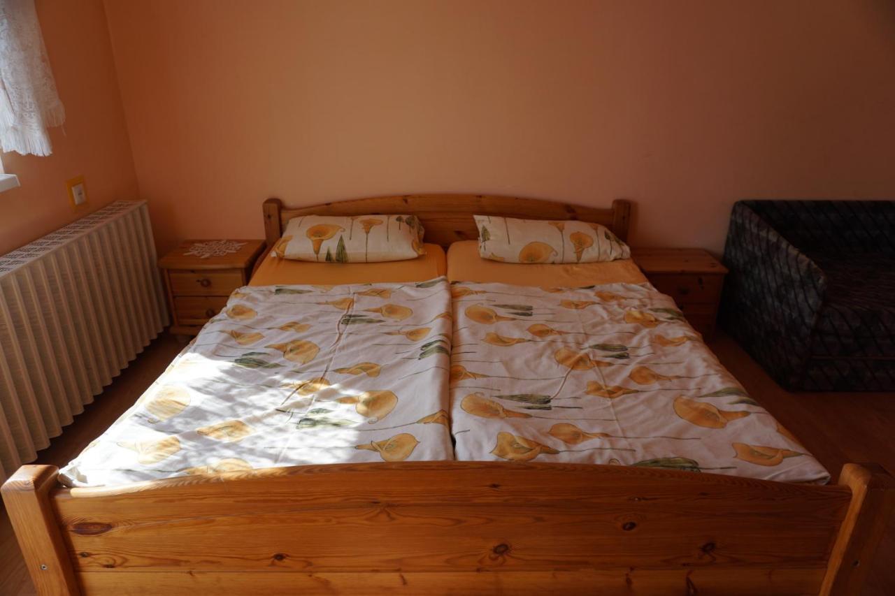 Grosses Ferienhaus Plattensee Balaton - Nyaralo Haz 6 Szobaval, 5 Fuerdoszobaval, 3000 Nm Apartment Szolad Bagian luar foto