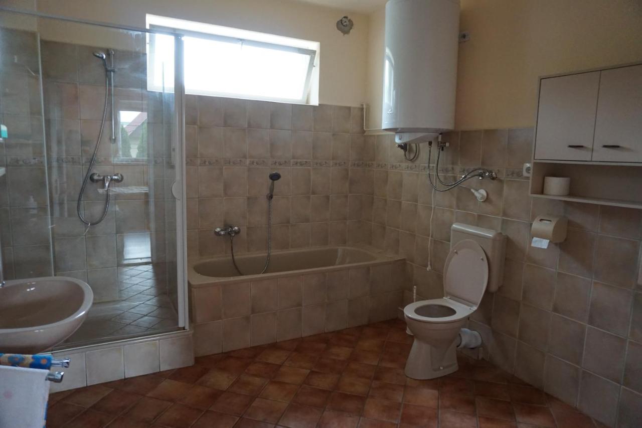 Grosses Ferienhaus Plattensee Balaton - Nyaralo Haz 6 Szobaval, 5 Fuerdoszobaval, 3000 Nm Apartment Szolad Bagian luar foto