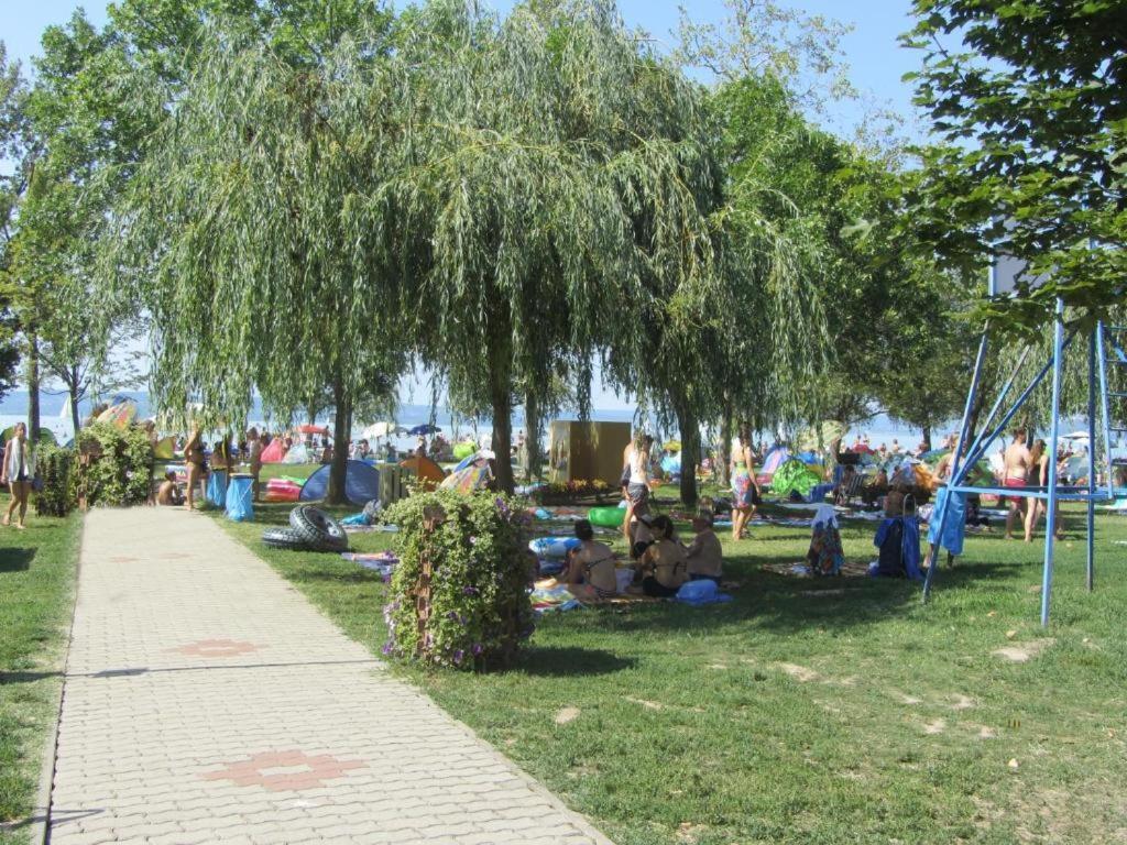 Grosses Ferienhaus Plattensee Balaton - Nyaralo Haz 6 Szobaval, 5 Fuerdoszobaval, 3000 Nm Apartment Szolad Bagian luar foto