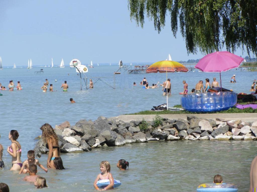 Grosses Ferienhaus Plattensee Balaton - Nyaralo Haz 6 Szobaval, 5 Fuerdoszobaval, 3000 Nm Apartment Szolad Bagian luar foto