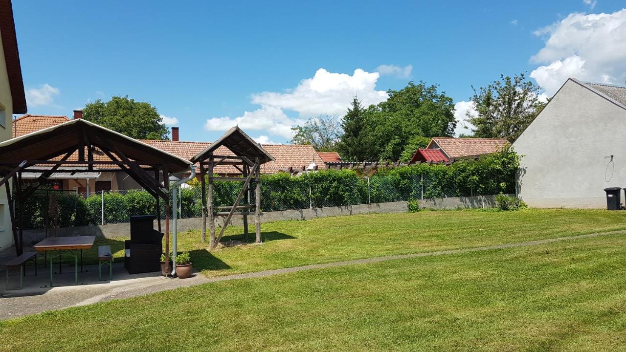 Grosses Ferienhaus Plattensee Balaton - Nyaralo Haz 6 Szobaval, 5 Fuerdoszobaval, 3000 Nm Apartment Szolad Bagian luar foto