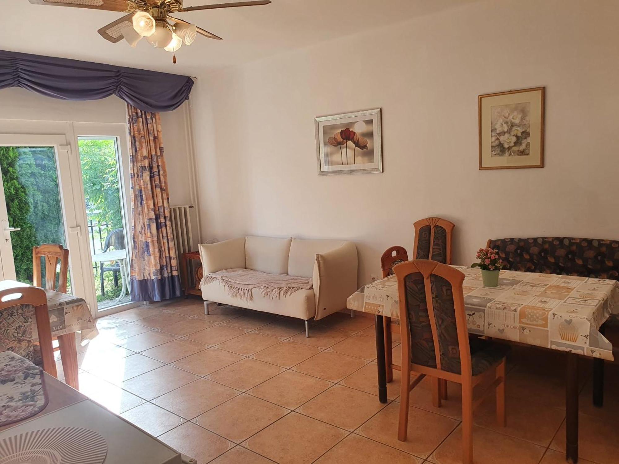 Grosses Ferienhaus Plattensee Balaton - Nyaralo Haz 6 Szobaval, 5 Fuerdoszobaval, 3000 Nm Apartment Szolad Bagian luar foto