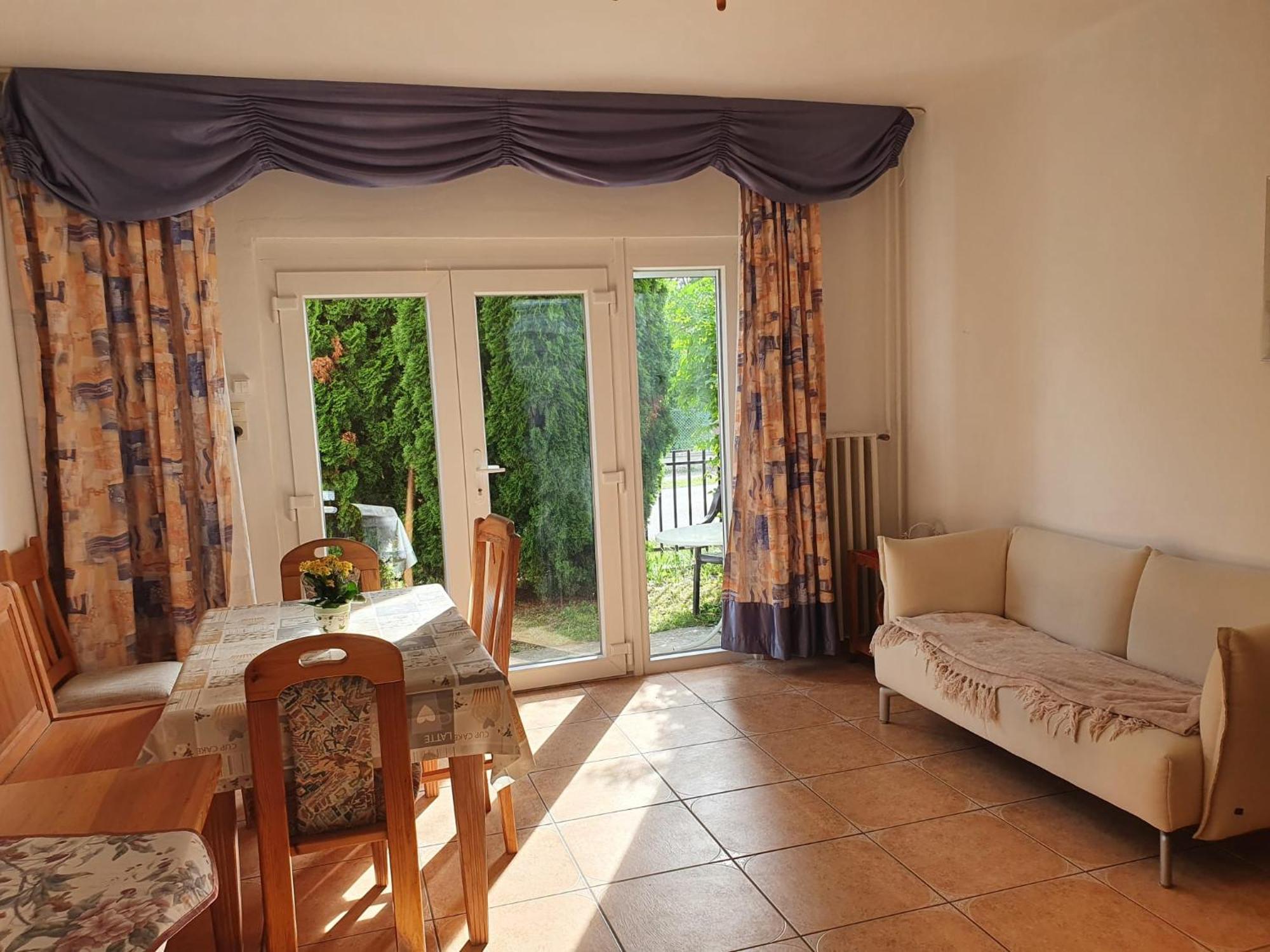 Grosses Ferienhaus Plattensee Balaton - Nyaralo Haz 6 Szobaval, 5 Fuerdoszobaval, 3000 Nm Apartment Szolad Bagian luar foto
